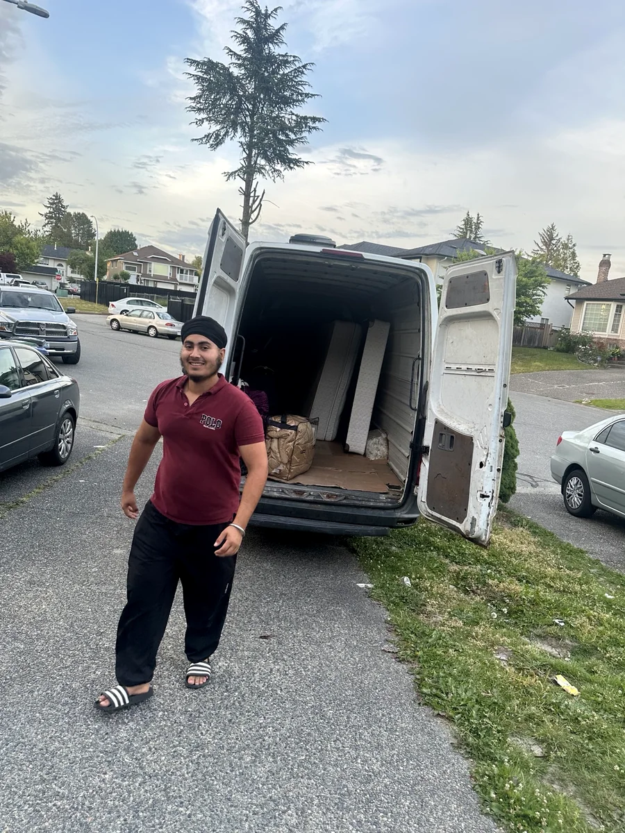 Genetik moving van at customer location
